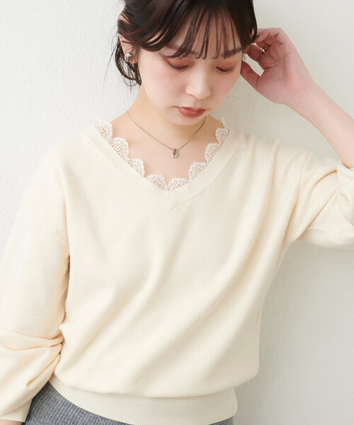 natural couture(ナチュラルクチュール)の「レース衿Vネックプルオーバー(ニット/セーター・レディース・ラベンダー/ピンク/オフホワイト/チャコールグレー・FREE)」の2枚目の写真