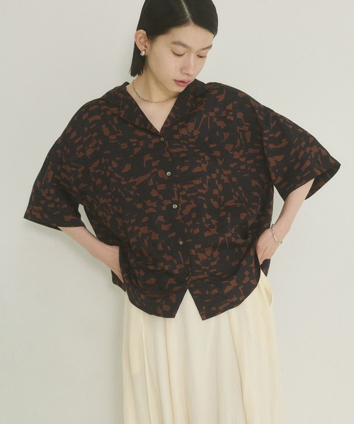 hunch（ハンチ）の「総柄プリント 半袖シャツ（シャツ/ブラウス・レディース・ブラウン系その他/ネイビー系/グリーン系その他・FREE）」の3枚目の写真