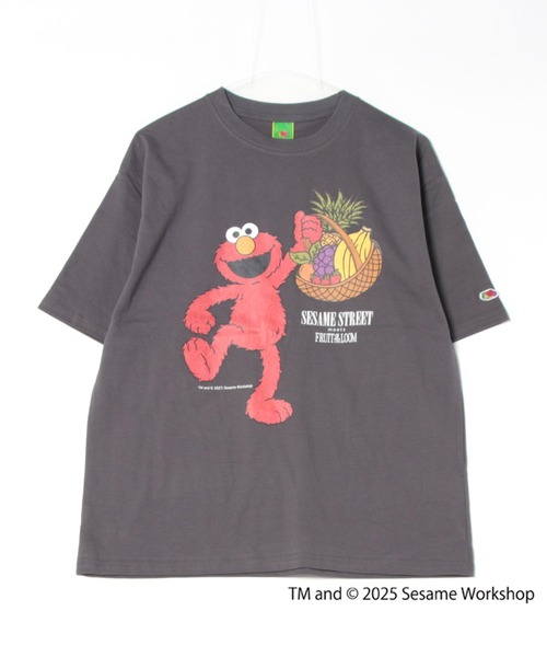 FRUIT OF THE LOOM(フルーツオブザルーム)の「【FRUIT OF THE LOOM】SESAME STREET×FTL イラストTシャツ F/セサミストリート コラボ/エルモ(Tシャツ/カットソー・メンズ・ブラック/ホワイト・S/M/L)」の2枚目の写真