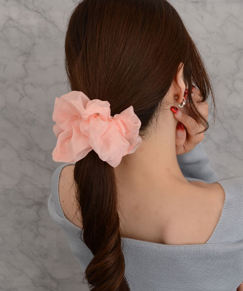 Mayree（メイリー）の「【float】シフォン シンプル ビッグ シュシュ【8色展開】（シュシュ・レディース・ホワイト/ブラウン/コーラルピンク/ベージュ/ラベンダー/ブラック/ライトブルー/スモークピンク・FREE）」の8枚目の写真