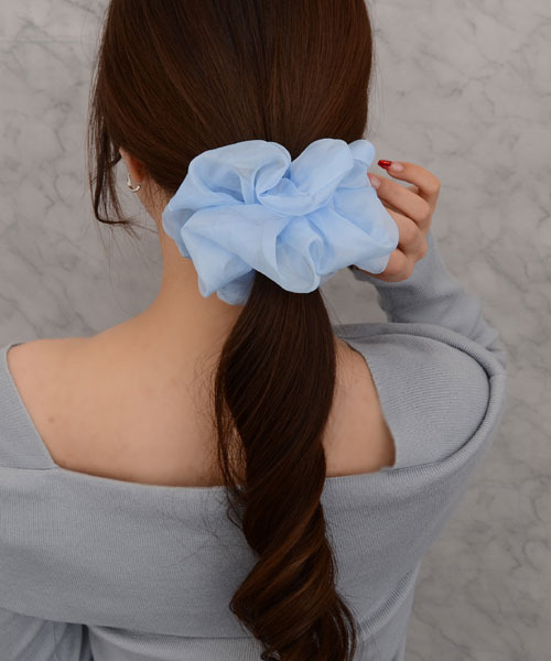 Mayree（メイリー）の「【float】シフォン シンプル ビッグ シュシュ【8色展開】（シュシュ・レディース・ホワイト/ブラウン/コーラルピンク/ベージュ/ラベンダー/ブラック/ライトブルー/スモークピンク・FREE）」の5枚目の写真