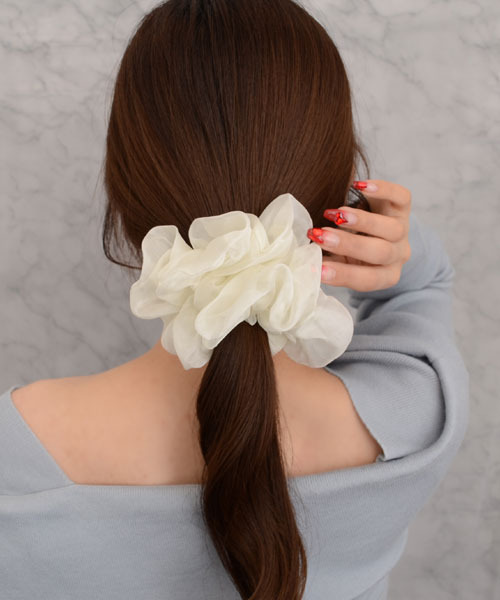 Mayree（メイリー）の「【float】シフォン シンプル ビッグ シュシュ【8色展開】（シュシュ・レディース・ホワイト/ブラウン/コーラルピンク/ベージュ/ラベンダー/ブラック/ライトブルー/スモークピンク・FREE）」の13枚目の写真