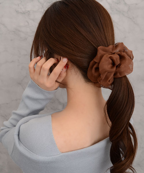 Mayree（メイリー）の「【float】シフォン シンプル ビッグ シュシュ【8色展開】（シュシュ・レディース・ホワイト/ブラウン/コーラルピンク/ベージュ/ラベンダー/ブラック/ライトブルー/スモークピンク・FREE）」の18枚目の写真