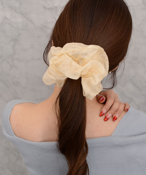 Mayree（メイリー）の「【float】シフォン シンプル ビッグ シュシュ【8色展開】（シュシュ・レディース・ホワイト/ブラウン/コーラルピンク/ベージュ/ラベンダー/ブラック/ライトブルー/スモークピンク・FREE）」の19枚目の写真