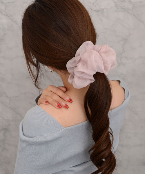Mayree（メイリー）の「【float】シフォン シンプル ビッグ シュシュ【8色展開】（シュシュ・レディース・ホワイト/ブラウン/コーラルピンク/ベージュ/ラベンダー/ブラック/ライトブルー/スモークピンク・FREE）」の9枚目の写真