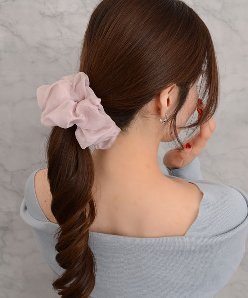 Mayree（メイリー）の「【float】シフォン シンプル ビッグ シュシュ【8色展開】（シュシュ・レディース・ホワイト/ブラウン/コーラルピンク/ベージュ/ラベンダー/ブラック/ライトブルー/スモークピンク・FREE）」の10枚目の写真