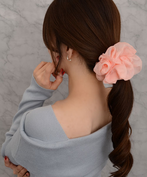 Mayree（メイリー）の「【float】シフォン シンプル ビッグ シュシュ【8色展開】（シュシュ・レディース・ホワイト/ブラウン/コーラルピンク/ベージュ/ラベンダー/ブラック/ライトブルー/スモークピンク・FREE）」の12枚目の写真