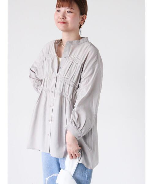 Lugnoncure（ルノンキュール）の「シャーリングバンドカラーシャツ（シャツ/ブラウス・レディース・オフホワイト/ブルー/グレー・F）」の2枚目の写真