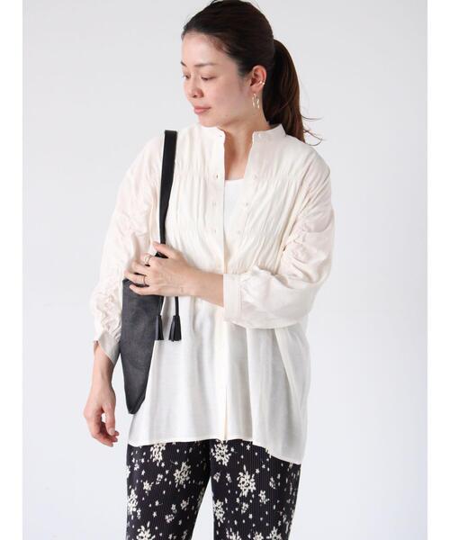 Lugnoncure（ルノンキュール）の「シャーリングバンドカラーシャツ（シャツ/ブラウス・レディース・オフホワイト/ブルー/グレー・F）」の9枚目の写真