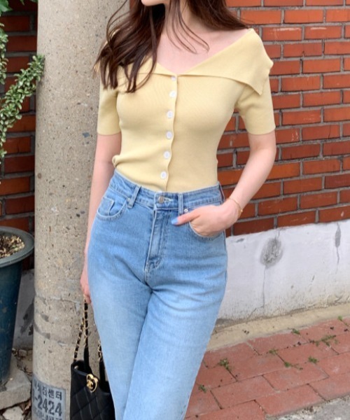FAVORITO（ファヴォリート）の「オフショルダーシングルブレスト半袖ニットトップス（その他トップス・レディース・イエロー/ホワイト/ブラック/ブルー・F）」の8枚目の写真