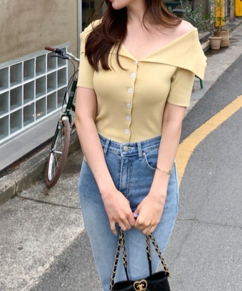 FAVORITO（ファヴォリート）の「オフショルダーシングルブレスト半袖ニットトップス（その他トップス・レディース・イエロー/ホワイト/ブラック/ブルー・F）」の10枚目の写真