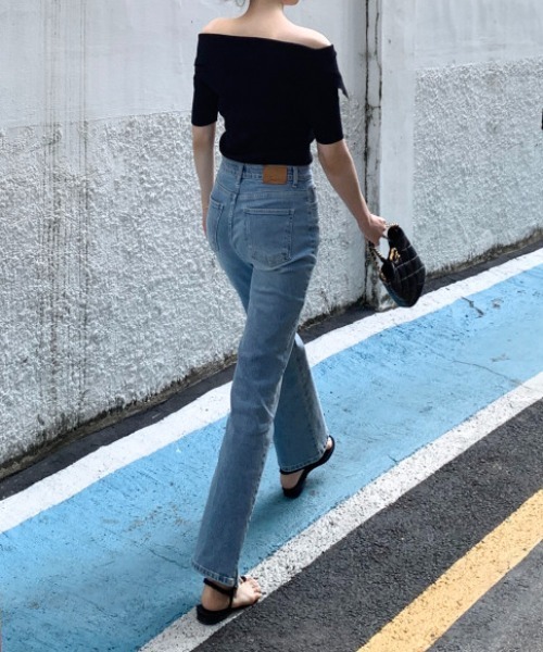 FAVORITO（ファヴォリート）の「オフショルダーシングルブレスト半袖ニットトップス（その他トップス・レディース・イエロー/ホワイト/ブラック/ブルー・F）」の6枚目の写真
