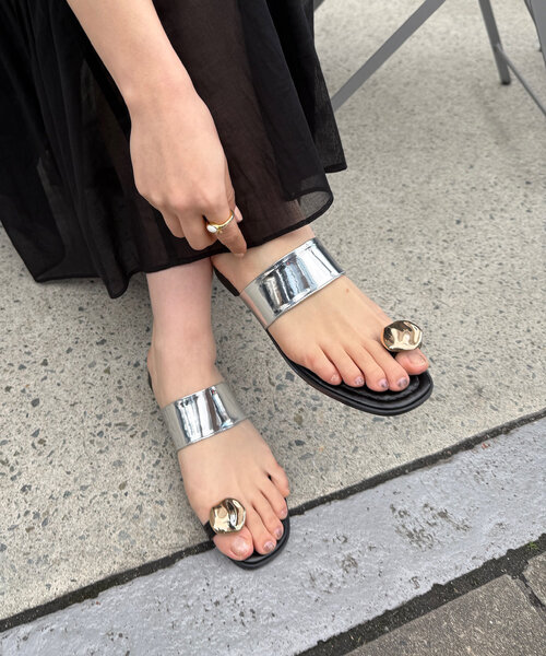 DouDou（ドゥドゥ）の「メタルモチーフトングサンダル（サンダル・レディース・シルバー/ブラック・SMALL/MEDIUM/LARGE）」の2枚目の写真