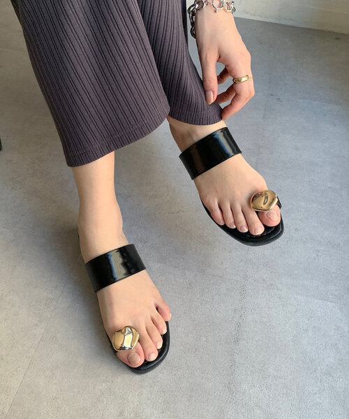 DouDou（ドゥドゥ）の「メタルモチーフトングサンダル（サンダル・レディース・シルバー/ブラック・SMALL/MEDIUM/LARGE）」の4枚目の写真