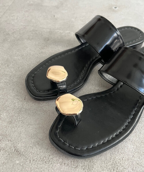 DouDou（ドゥドゥ）の「メタルモチーフトングサンダル（サンダル・レディース・シルバー/ブラック・SMALL/MEDIUM/LARGE）」の8枚目の写真