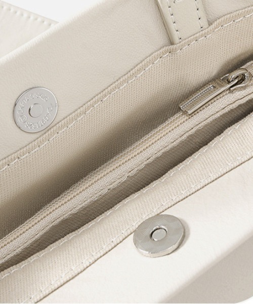 NiiNa（ニーナ）の「【 NiiNa / ニーナ 】高品質牛革 ビッグリボン ハンドバッグ（ハンドバッグ・レディース・ホワイト/ブラック・FREE）」の8枚目の写真