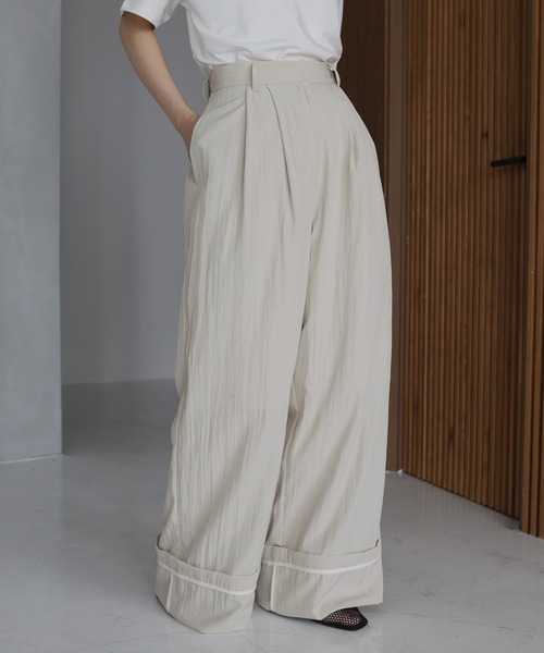 hellam(へラム)の「リネンライク ロールアップタックパンツ(その他パンツ・レディース・アイボリー/ブラック/グレイッシュベージュ・FREE)」の2枚目の写真