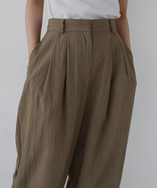 hellam(へラム)の「リネンライク ロールアップタックパンツ(その他パンツ・レディース・アイボリー/ブラック/グレイッシュベージュ・FREE)」の12枚目の写真