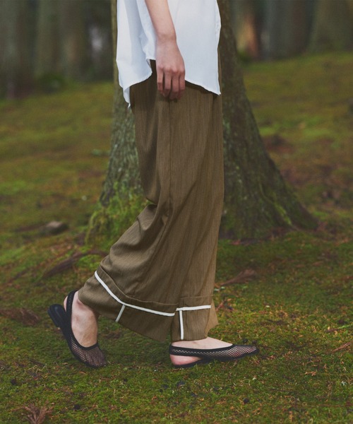 hellam(へラム)の「リネンライク ロールアップタックパンツ(その他パンツ・レディース・アイボリー/ブラック/グレイッシュベージュ・FREE)」の5枚目の写真