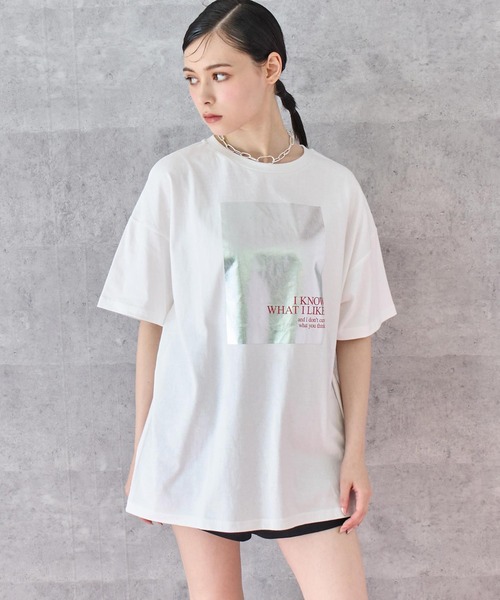 ANAP(アナップ)の「メタリック箔プリント × カラーロゴ オーバーサイズ Tシャツ(Tシャツ/カットソー・レディース・ブラック/ホワイト・FREE)」の2枚目の写真