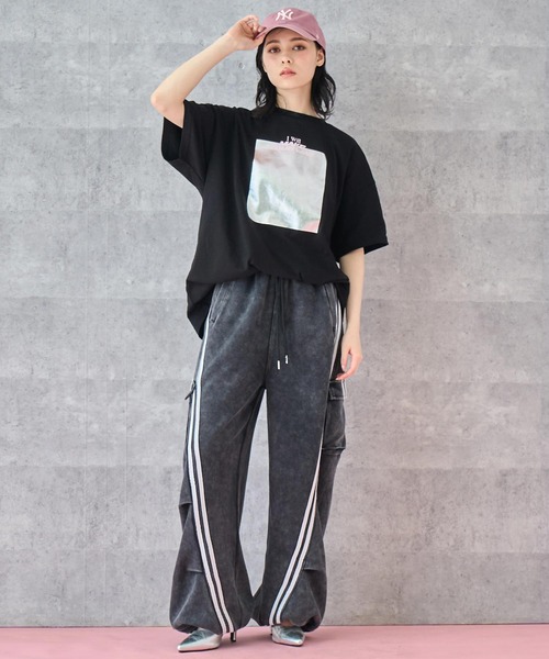 ANAP(アナップ)の「メタリック箔プリント × カラーロゴ オーバーサイズ Tシャツ(Tシャツ/カットソー・レディース・ブラック/ホワイト・FREE)」の9枚目の写真