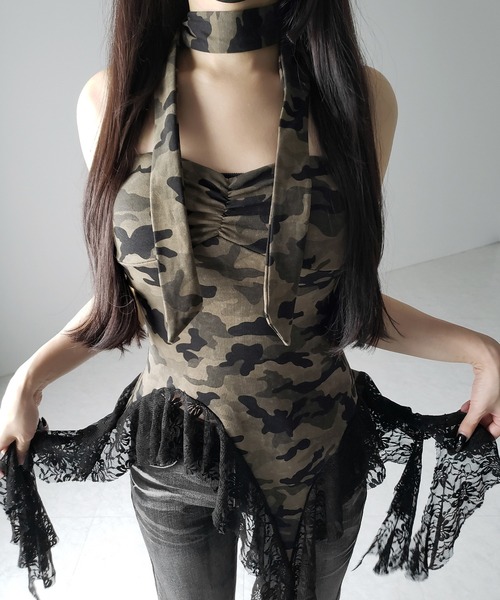 me+em select(ミームセレクト)の「※※【 2color 】チョーカーロングタイ付き ヴィンテージカモフラレースフリルベアトップス / ( choker long tie SET ) vintage camouflage lace frill bare tops(その他トップス・レディース・グレー/カーキ・FREE)」の2枚目の写真