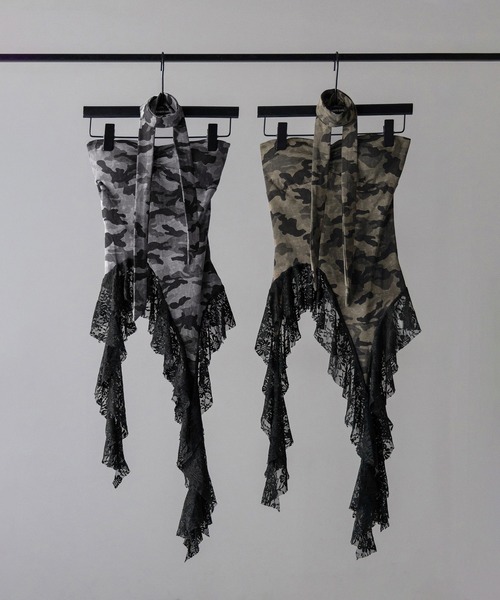me+em select(ミームセレクト)の「※※【 2color 】チョーカーロングタイ付き ヴィンテージカモフラレースフリルベアトップス / ( choker long tie SET ) vintage camouflage lace frill bare tops(その他トップス・レディース・グレー/カーキ・FREE)」の4枚目の写真