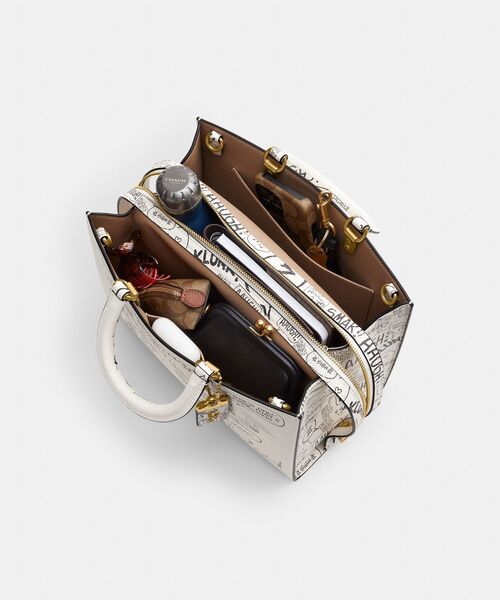 COACH × PEANUTS ローグ バッグ ニュースペーパー プリント 公式】COACH – コーチ | 【COACH X PEANUTS】ローグ バッグ