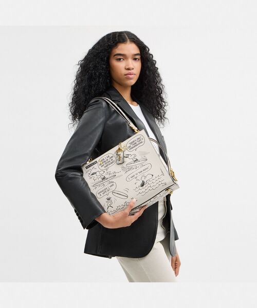 COACH X PEANUTS】ローグ バッグ・ニュースペーパー プリント