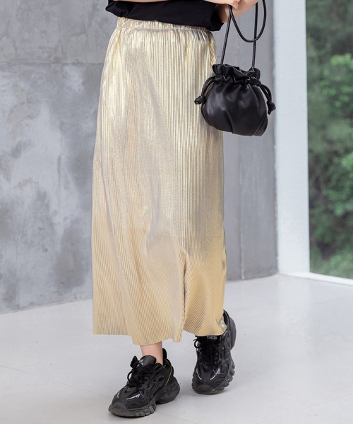 DAY CLOSET(デイ クローゼット)の「レディース 艶感で女度アガる。煌めきメタリックシャイニープリーツロングスカート(スカート・レディース・シルバー/ブラック/ゴールド・L/M)」の2枚目の写真