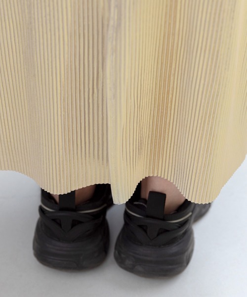 DAY CLOSET(デイ クローゼット)の「レディース 艶感で女度アガる。煌めきメタリックシャイニープリーツロングスカート(スカート・レディース・シルバー/ブラック/ゴールド・L/M)」の5枚目の写真