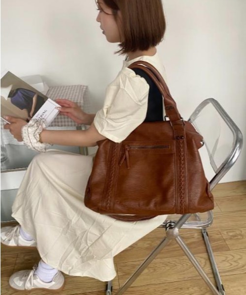Mejoul（メジュール）の「フェイクレザーレトロ BIG ボストンバッグ（ボストンバッグ・レディース・ブラウン/ブラック/キャメル・F）」の6枚目の写真