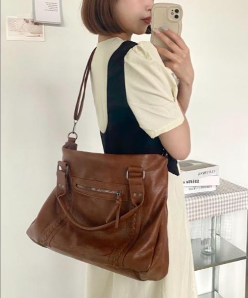 Mejoul（メジュール）の「フェイクレザーレトロ BIG ボストンバッグ（ボストンバッグ・レディース・ブラウン/ブラック/キャメル・F）」の4枚目の写真