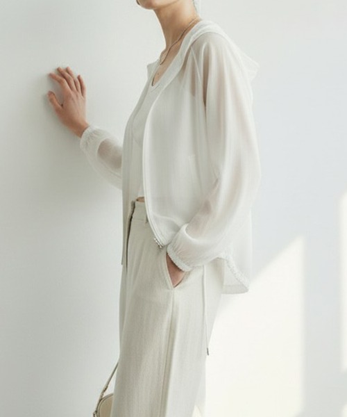 maison de LATIR(メゾンドラティール)の「軽やかに羽織って、夏も涼しげに魅せる。透け感が旬なシアーショートサマージャケット夏服(ブルゾン・レディース・ピンク/ブラック/ホワイト/グリーン/ブルー/グレー・FREE)」の7枚目の写真