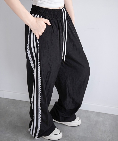 lilful(リルフル)の「サイドレースダブルラインナイロントラックパンツ(その他パンツ・レディース・ホワイト/ブラック・S/M)」の1枚目の写真