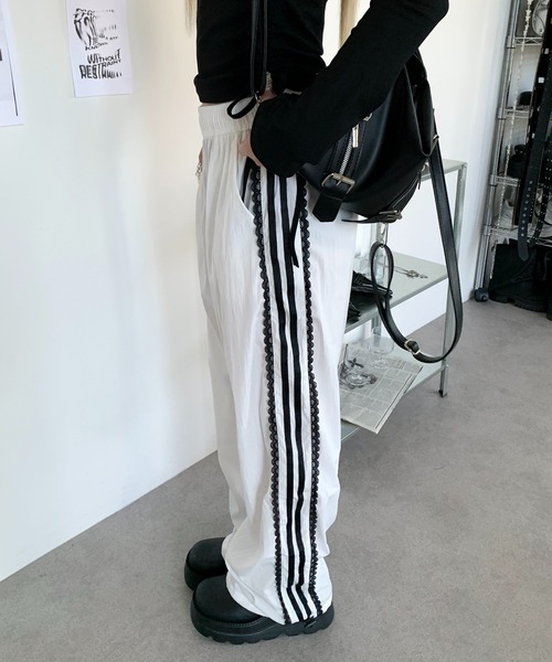 lilful(リルフル)の「サイドレースダブルラインナイロントラックパンツ(その他パンツ・レディース・ホワイト/ブラック・S/M)」の15枚目の写真