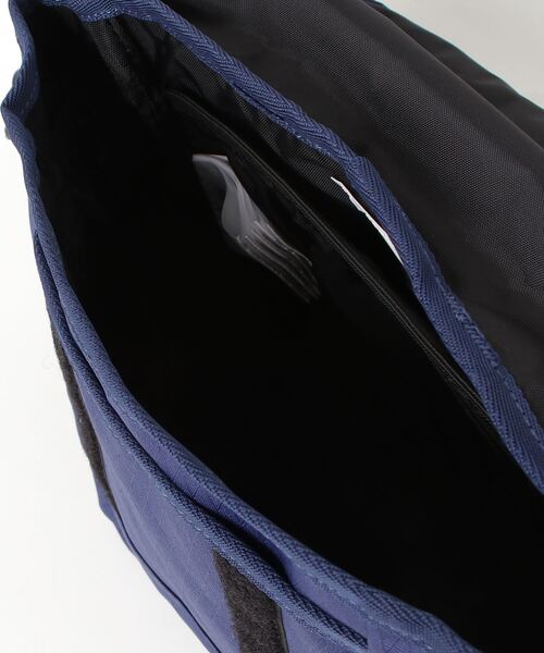 Gramicci（グラミチ）の「MULTI SIDE BAG｜マルチサイドバッグ（ショルダーバッグ・メンズ・ブラック/ブロンズ/レッド/ダークブルー・FREE）」の7枚目の写真