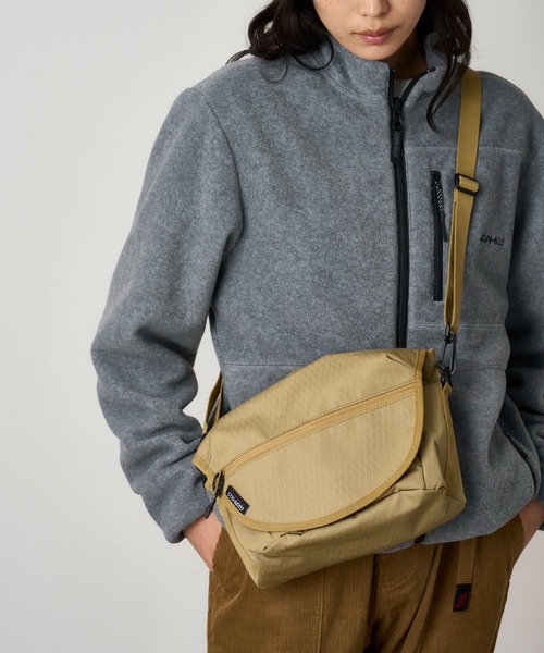 Gramicci（グラミチ）の「MULTI SIDE BAG｜マルチサイドバッグ（ショルダーバッグ・メンズ・ブラック/ブロンズ/レッド/ダークブルー・FREE）」の4枚目の写真