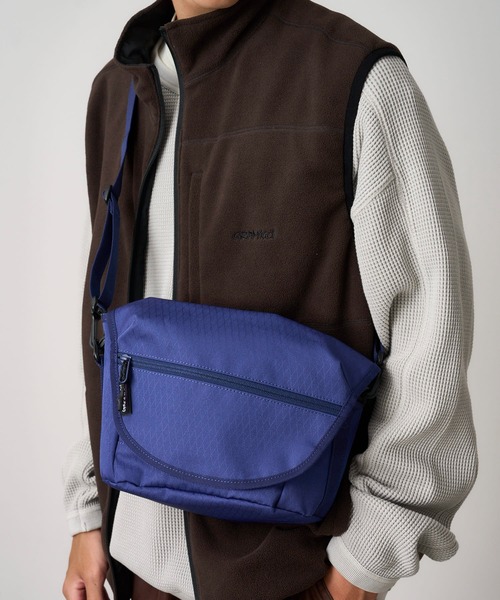 Gramicci（グラミチ）の「MULTI SIDE BAG｜マルチサイドバッグ（ショルダーバッグ・メンズ・ブラック/ブロンズ/レッド/ダークブルー・FREE）」の3枚目の写真