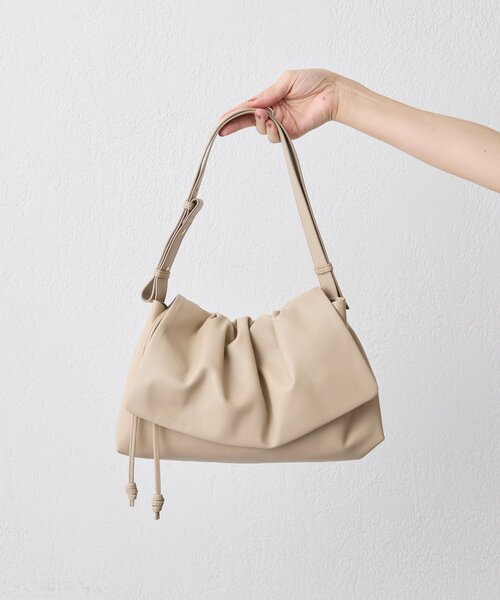 レザーフラップジップショルダーバッグ/ボディバッグ　ベージュ　イアパピヨネ レザーフラップジップショルダーバッグ/ボディバッグ ベージュ