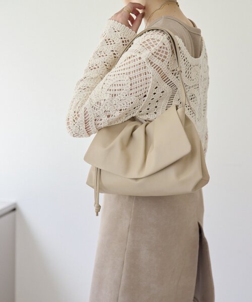 レザーフラップジップショルダーバッグ/ボディバッグ　ベージュ　イアパピヨネ 人気完売品！イアパピヨネ レザーフラップジップショルダーバッグ