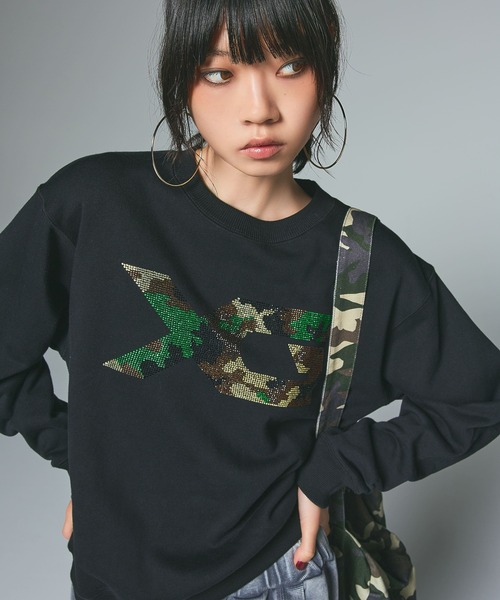 X-girl（エックスガール）の「RHINESTONE CAMO LOGO SWEAT TOP