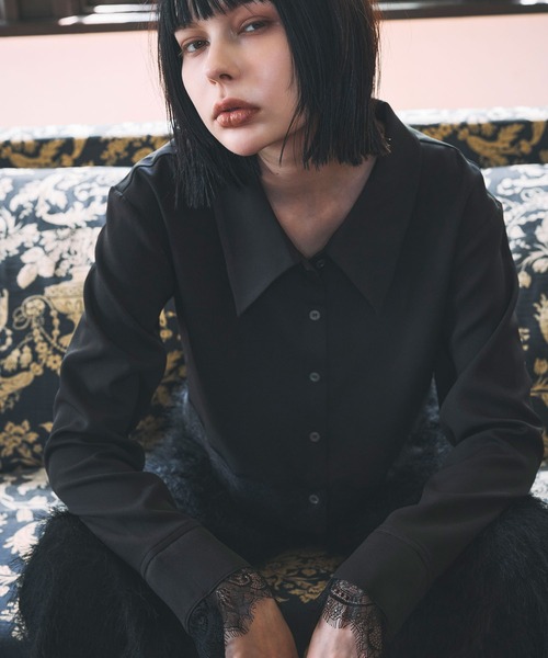 ARVELLIA(アルベリア)の「LACE CONTRAST SHIRT(シャツ/ブラウス・レディース・レッド/ブラック・M)」の2枚目の写真