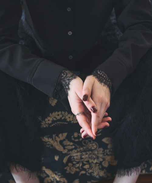 ARVELLIA(アルベリア)の「LACE CONTRAST SHIRT(シャツ/ブラウス・レディース・レッド/ブラック・M)」の18枚目の写真
