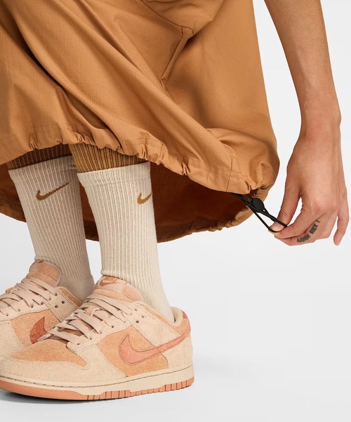 NIKE(ナイキ)の「NIKE WMNS NSW ESSENTIAL WOVEN MR CGO MDI FV7504-224(スカート・レディース・ライトブラウン・MEDIUM/SMALL/LARGE)」の4枚目の写真