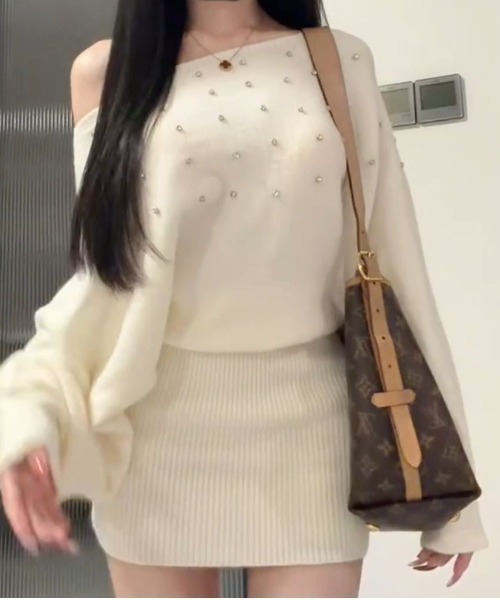 ViViDAY(ビビデー)の「ワイドネックフロントビジューニットワンピース(ワンピース・レディース・ブラック/オフホワイト・M)」の4枚目の写真