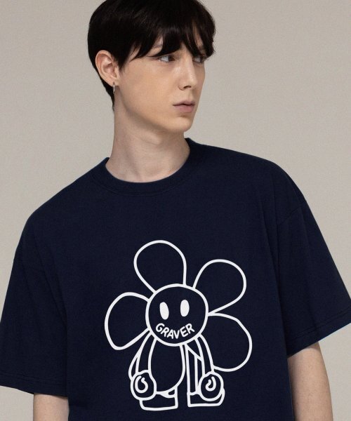 GRAVER（グレーバー）の「[ユニセックス]コミックスラインフラワードローイング半袖Tシャツ_ネイビー（Tシャツ/カットソー・レディース・ネイビー・LARGE/X-LARGE/SMALL/MEDIUM）」の2枚目の写真