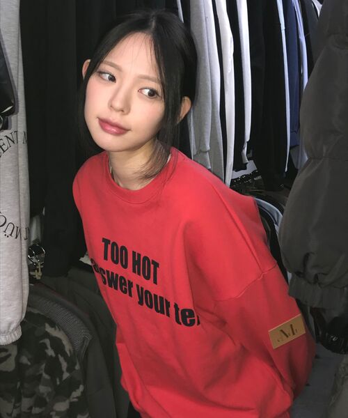 MUCENT(ムセント)の「ツーハットシグネチャースウェット(男女共用)(スウェット・レディース・レッド・SMALL/LARGE)」の6枚目の写真