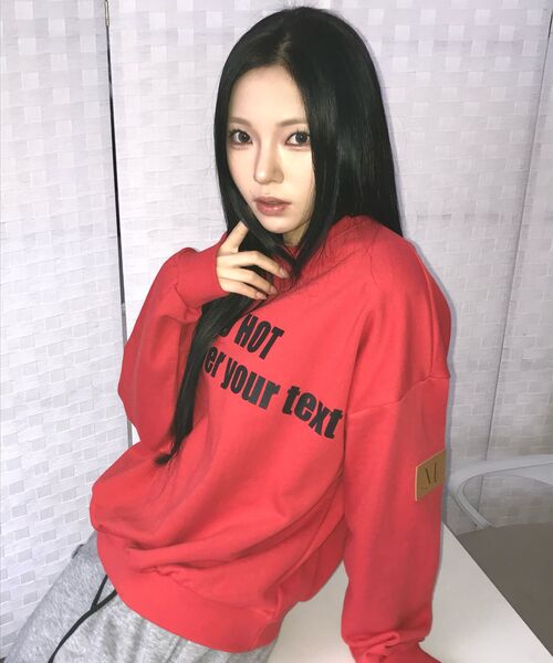 MUCENT(ムセント)の「ツーハットシグネチャースウェット(男女共用)(スウェット・レディース・レッド・SMALL/LARGE)」の7枚目の写真