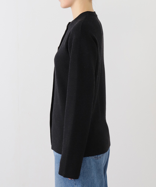 IENA(イエナ)の「Maison IENA クルーカーディガン(カーディガン/ボレロ・レディース・チャコールグレー/ブラック/レッド・FREE)」の6枚目の写真